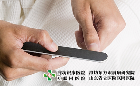 攝圖網(wǎng)_501460717_男人用指甲刀銼指甲(企業(yè)商用) 攝圖網(wǎng)_501460717_男人用指甲刀銼指甲(企業(yè)商用)