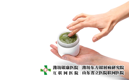 攝圖網(wǎng)_303673270_女手拿著一罐奶油將白紙隔絕在上皮膚護理和美容概念女手拿著一罐奶油白紙上隔絕皮膚護理和美容概念(企業(yè)商用) 攝圖網(wǎng)_303673270_女手拿著一罐奶油將白紙隔絕在上皮膚護理和美容概念女手拿著一罐奶油白紙上隔絕皮膚護理和美容概念(企業(yè)商用)