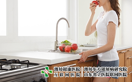 攝圖網(wǎng)_500536762_廚房里吃新鮮水果的女孩(企業(yè)商用) 攝圖網(wǎng)_500536762_廚房里吃新鮮水果的女孩(企業(yè)商用)