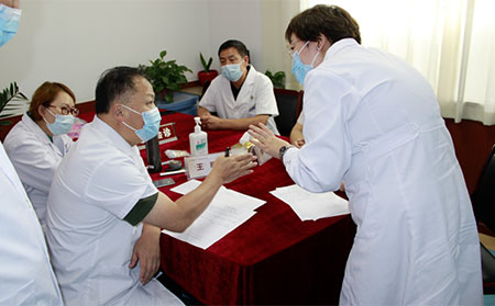 王昕教授與濰坊銀康醫(yī)院李華杰院長