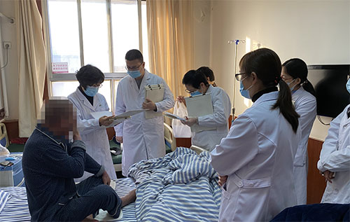 楊秀莉與濰坊銀康皮膚病醫(yī)院專家查房
